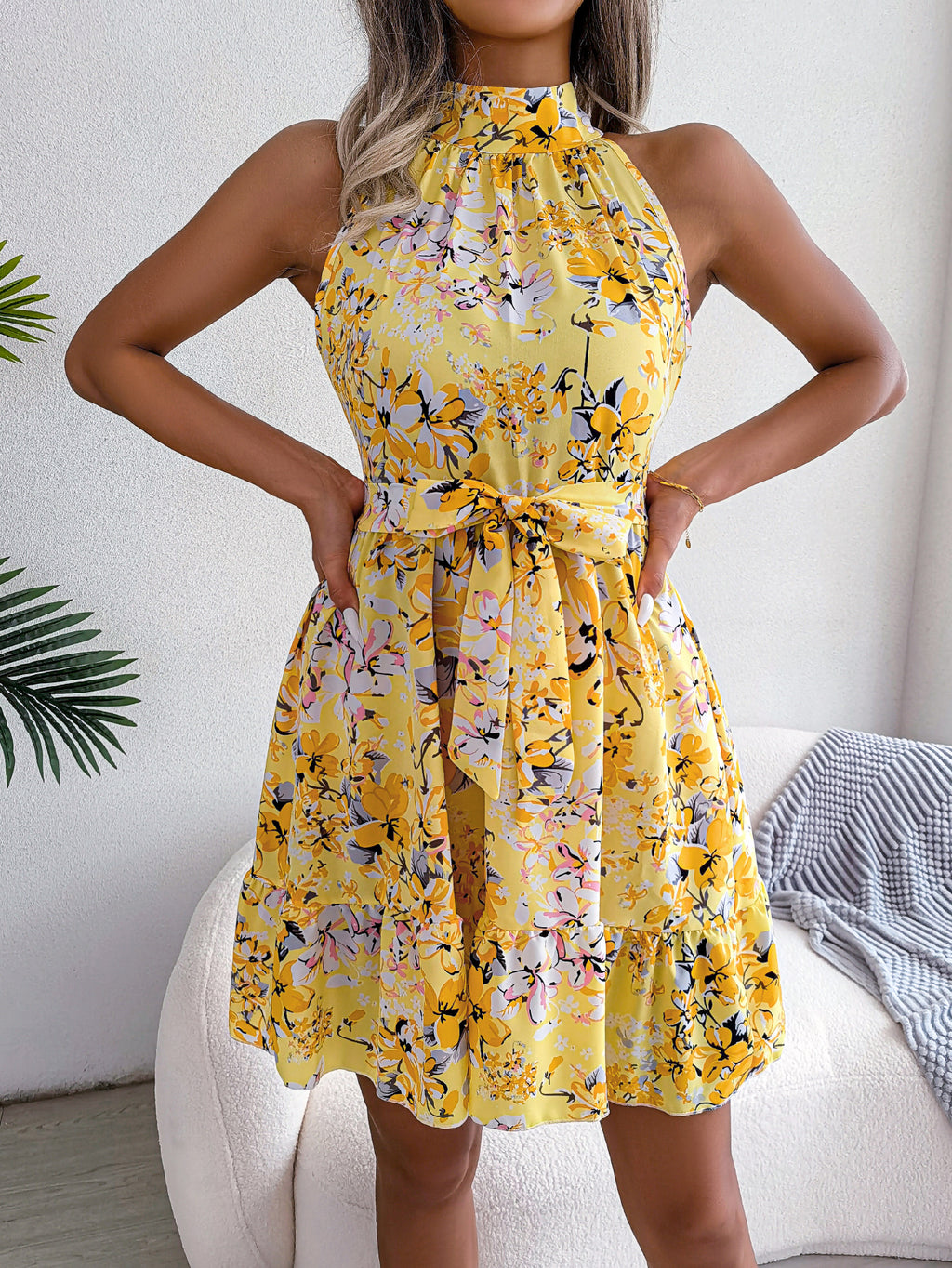 Elegantes Damenkleid mit Bindegürtel, Rüschensaum und fließendem Blumenmuster