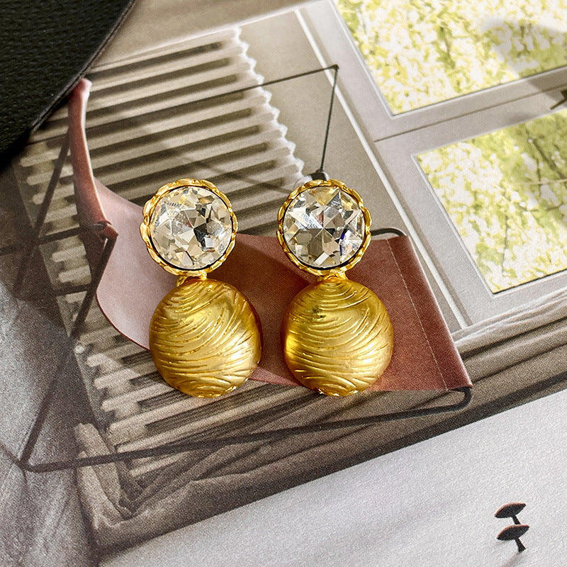 Elegante, leichte Goldkette für Damen im Stil des Mittelalters, die an ein Schlüsselbein erinnert