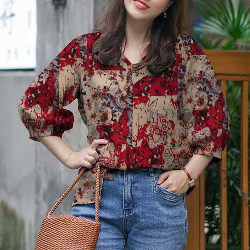 Women's Stylish V-neck Top With Three-quarter-length Sleeves Featuring A Printed Design