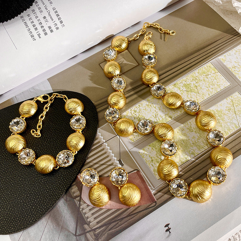 Elegante, leichte Goldkette für Damen im Stil des Mittelalters, die an ein Schlüsselbein erinnert