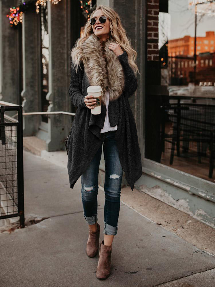 Women’s plush trench coat with fur collar, stylish outerwear, warm and cozy, in a sophisticated design by Bucciato.