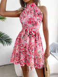 Elegantes Damenkleid mit Bindegürtel, Rüschensaum und fließendem Blumenmuster