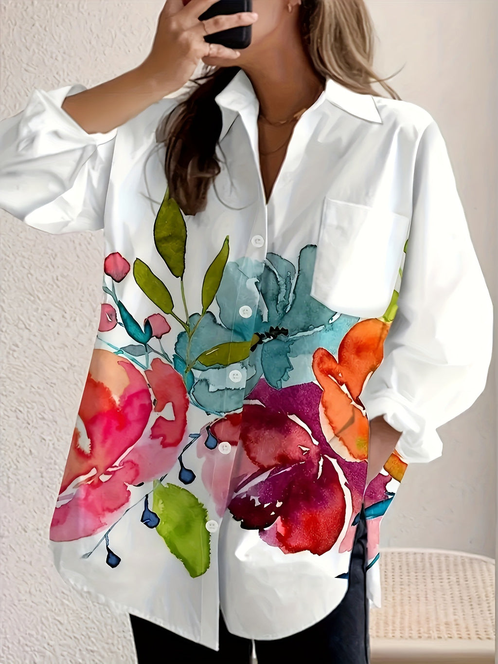 Elegante neue Damenstrickjacke mit floralem Tintenwasch-Print