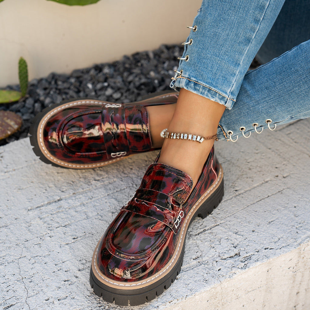 Neue Vintage-Damenschuhe aus Lackleder mit Leopardenmuster und Gürtelschnalle für den Herbst