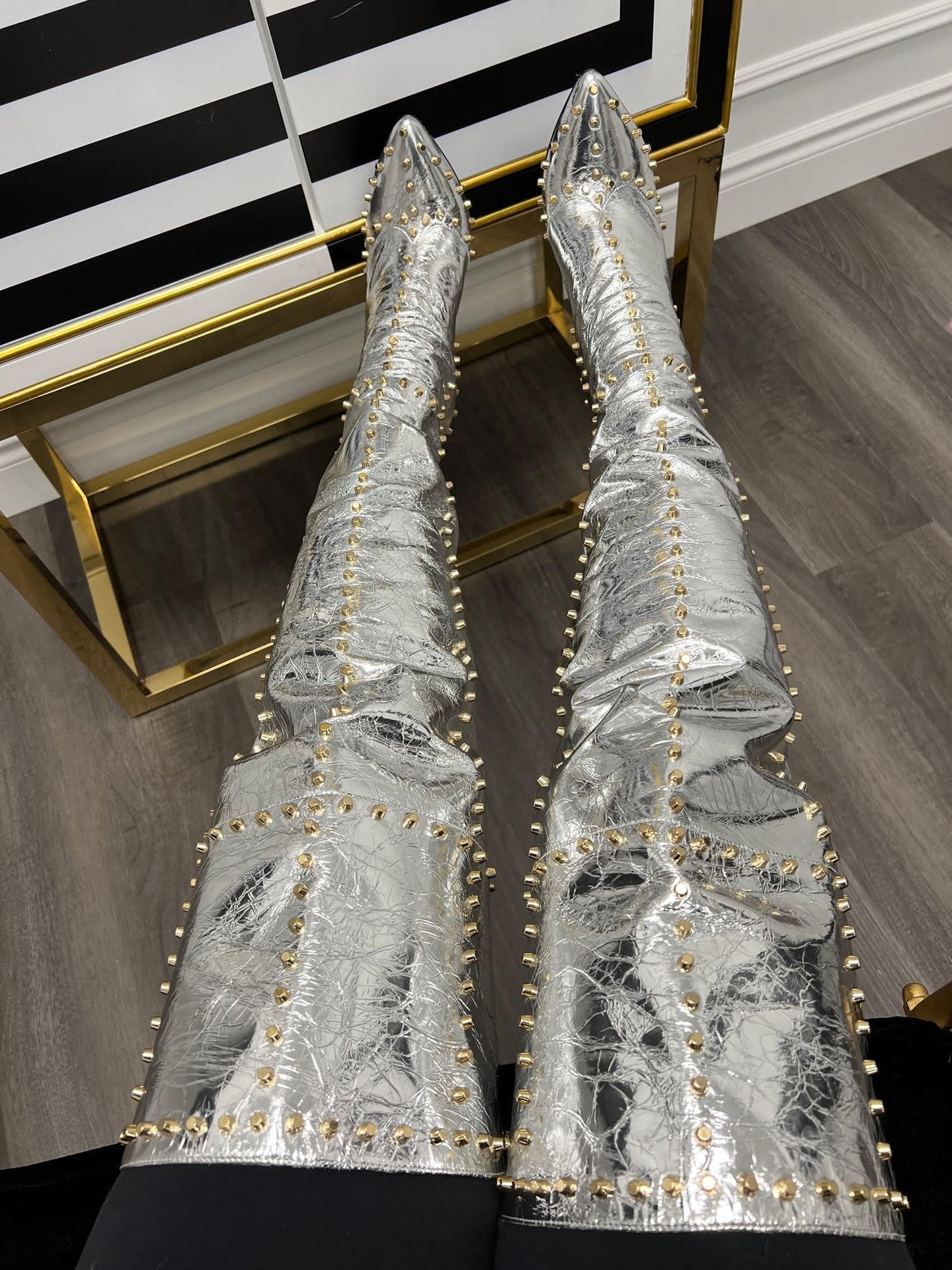 Explosive, goldbesetzte Stiletto-Stiefel