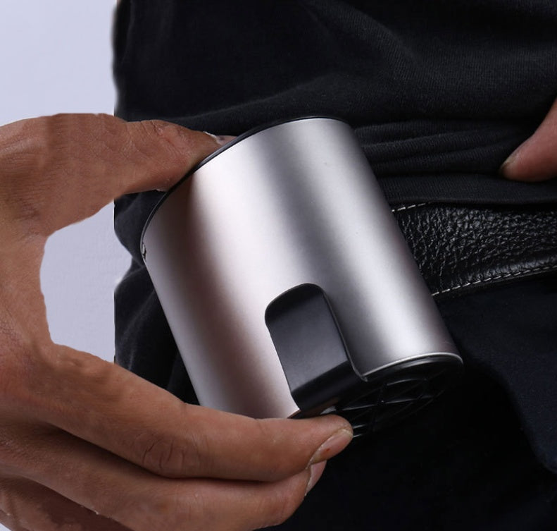 Die zweite Generation eines tragbaren Taillenventilators zur Kühlung der Taille, der mobil getragen werden kann.