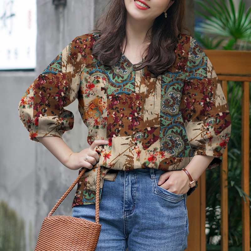 Women's Stylish V-neck Top With Three-quarter-length Sleeves Featuring A Printed Design