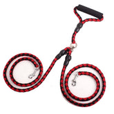 Double-ended dog traction rope with two leashes and collars, ideal for walking and controlling dogs.