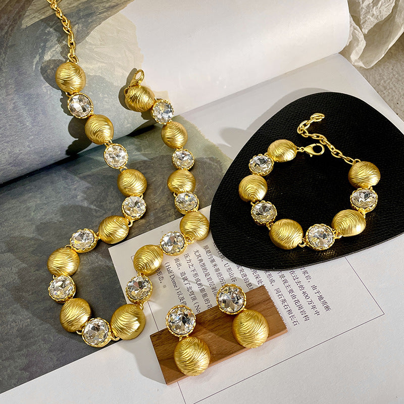 Elegante, leichte Goldkette für Damen im Stil des Mittelalters, die an ein Schlüsselbein erinnert