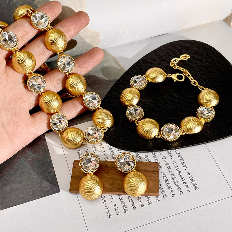 Elegante, leichte Goldkette für Damen im Stil des Mittelalters, die an ein Schlüsselbein erinnert