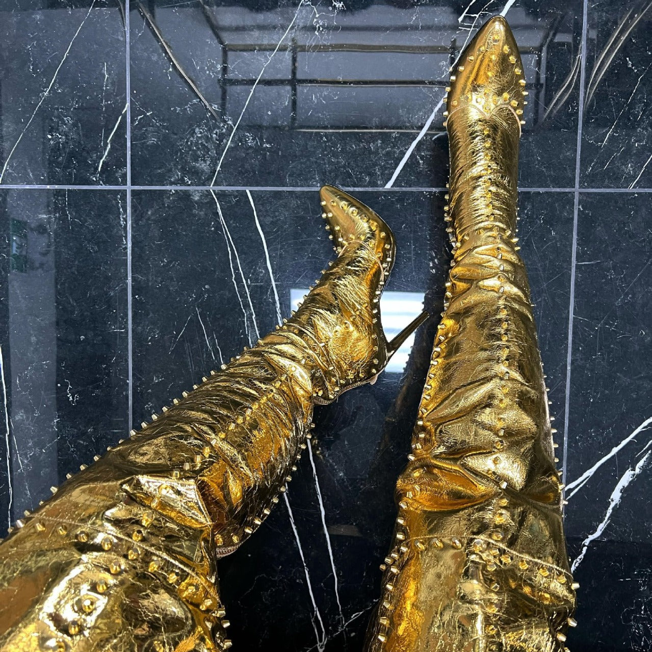 Explosive, goldbesetzte Stiletto-Stiefel