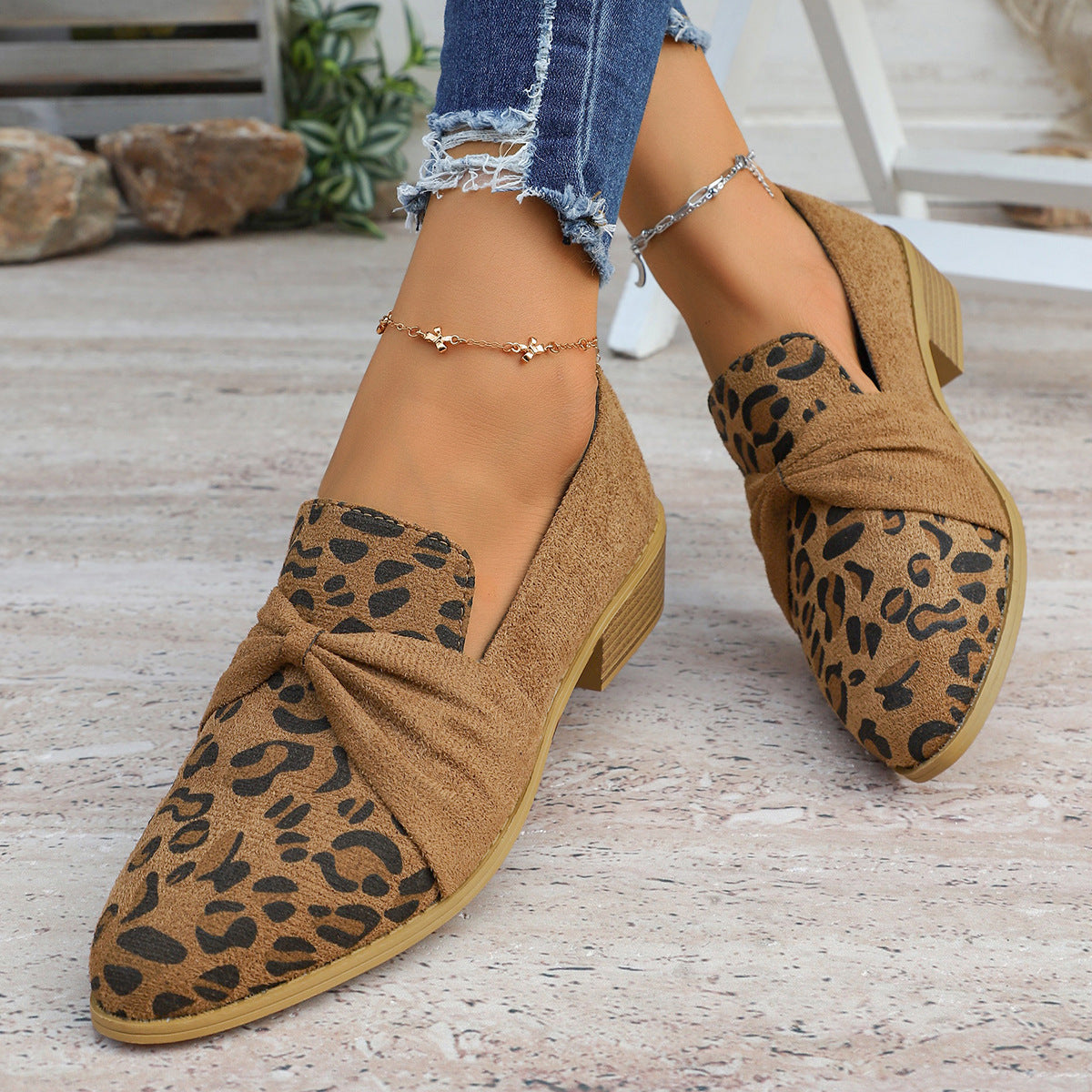 Women's Chunky-heel Pumps With An Elegant Metal Chain And Round Toe