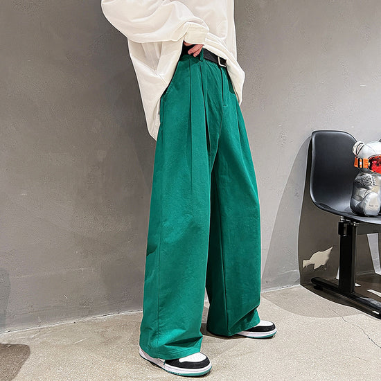 Schlichte, lässige Herrenhose aus gewaschener Baumwolle im japanischen Stil mit geradem Schnitt.