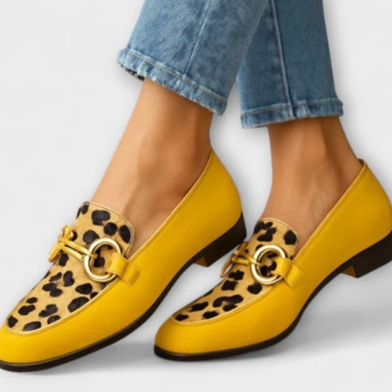 Autumn strap low-cut chunky heel small leather shoes in tan with buckle detail, stylish and comfortable for casual wear.