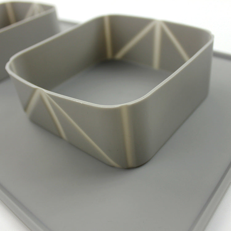 Silicone folding pet bowl for dogs and cats, flexible and portable, ideal for travel and outdoor use.