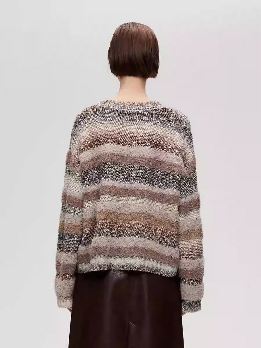 Rundhalsausschnitt, locker geschnittener Strickpullover mit Farbverlauf und Streifenmuster, überschnittenen Schultern