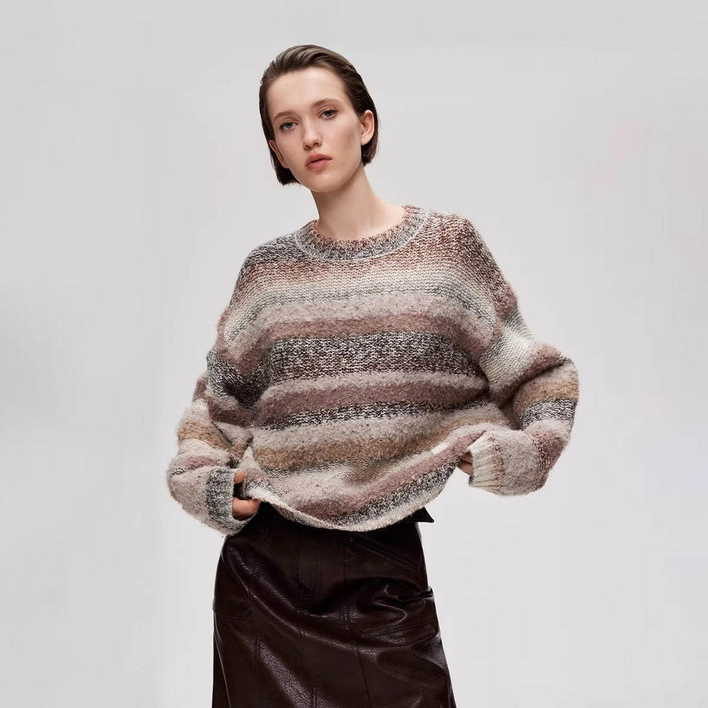 Rundhalsausschnitt, locker geschnittener Strickpullover mit Farbverlauf und Streifenmuster, überschnittenen Schultern