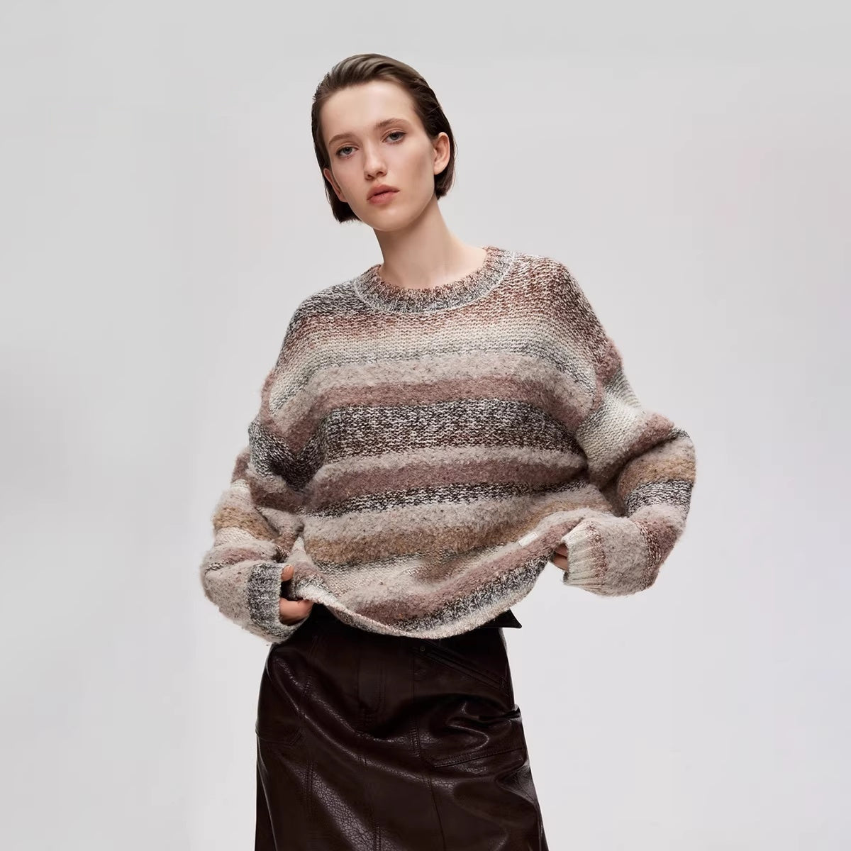 Rundhalsausschnitt, locker geschnittener Strickpullover mit Farbverlauf und Streifenmuster, überschnittenen Schultern