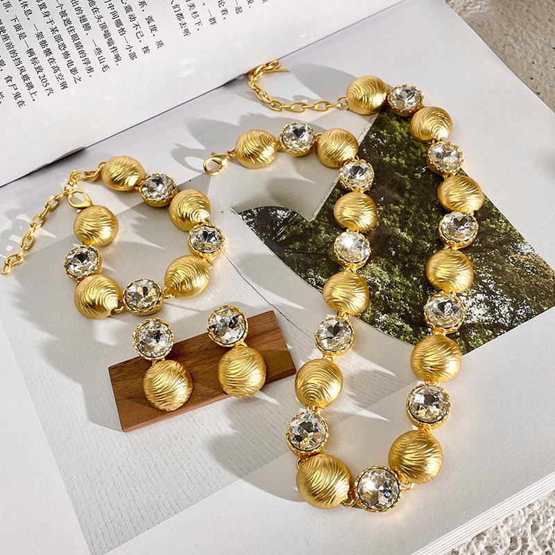 Elegante, leichte Goldkette für Damen im Stil des Mittelalters, die an ein Schlüsselbein erinnert