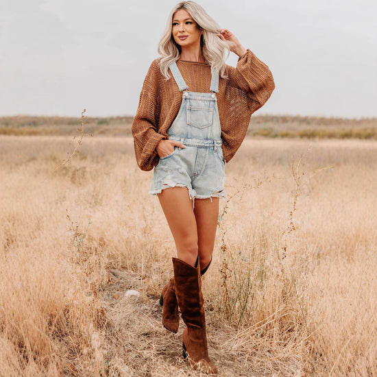 Women’s casual outdoor denim overalls shorts with adjustable straps and front pockets, stylish and comfortable for everyday wear.