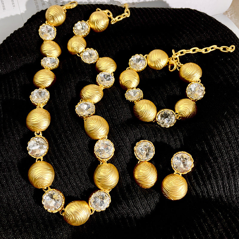 Elegante, leichte Goldkette für Damen im Stil des Mittelalters, die an ein Schlüsselbein erinnert
