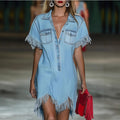 Lässiges, locker sitzendes Retro-Jeanshemdkleid mit kurzen Ärmeln und Quasten
