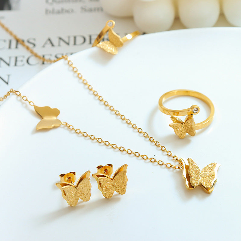 Niedliches Schmetterlings-Set aus Titanstahl mit mattierter Textur: Halskette, Ohrringe, Ring – Schmuck