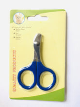 Small and medium-sized pet nail clipper from Bucciato, featuring a stainless steel blade and ergonomic handle for safe grooming.