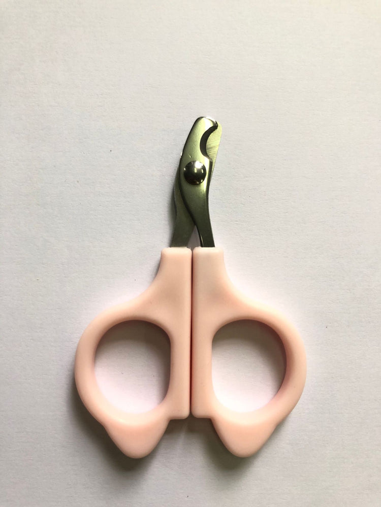 Small and medium-sized pet nail clipper from Bucciato, a grooming tool designed for safe and precise pet nail trimming.