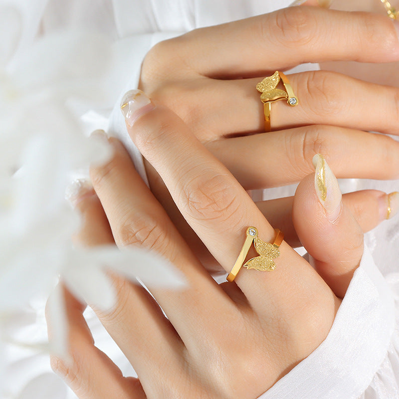 Niedliches Schmetterlings-Set aus Titanstahl mit mattierter Textur: Halskette, Ohrringe, Ring – Schmuck