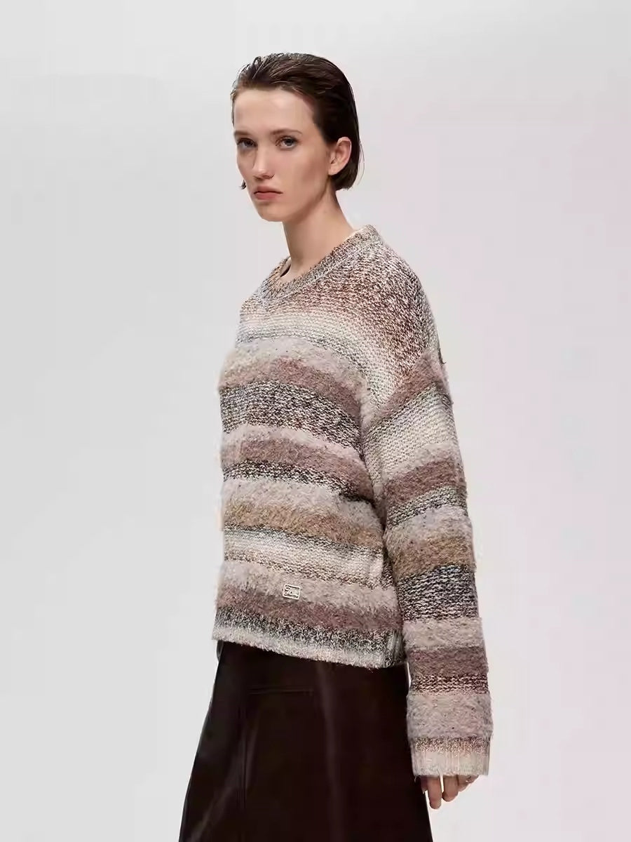 Rundhalsausschnitt, locker geschnittener Strickpullover mit Farbverlauf und Streifenmuster, überschnittenen Schultern
