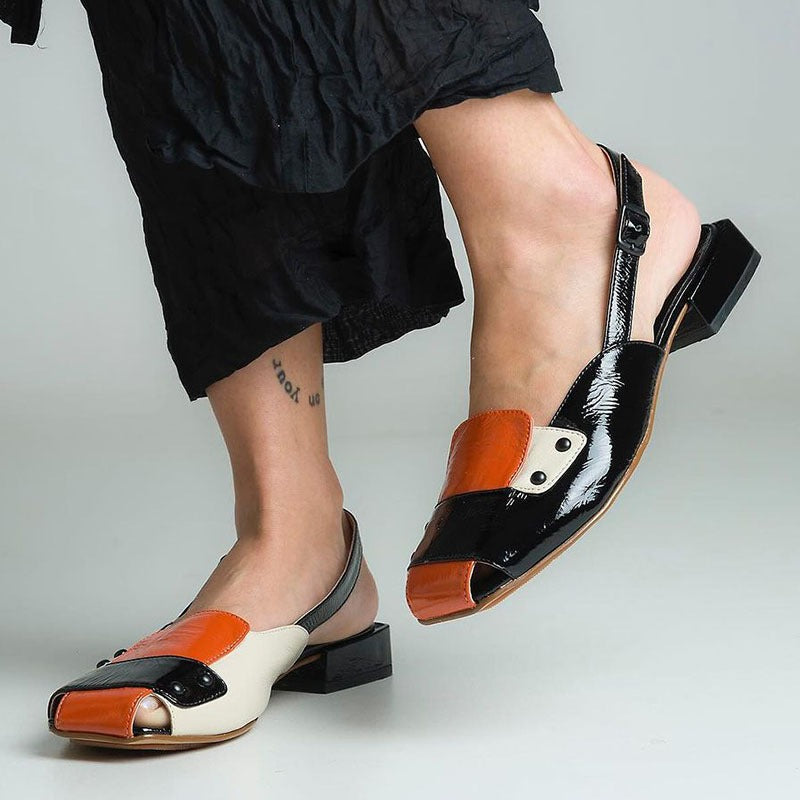 Farblich abgesetzte, lässige Sandalen mit Schnallenriemen und Blockabsatz in großen Größen für Damen
