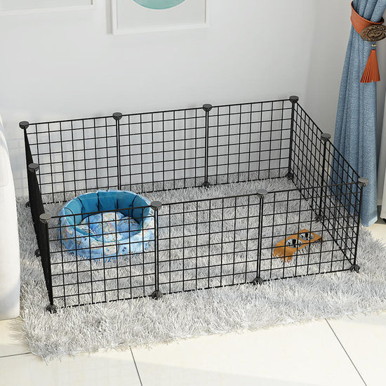 Käfig für kleine Hunde im Haus, isoliert durch einen Zaun