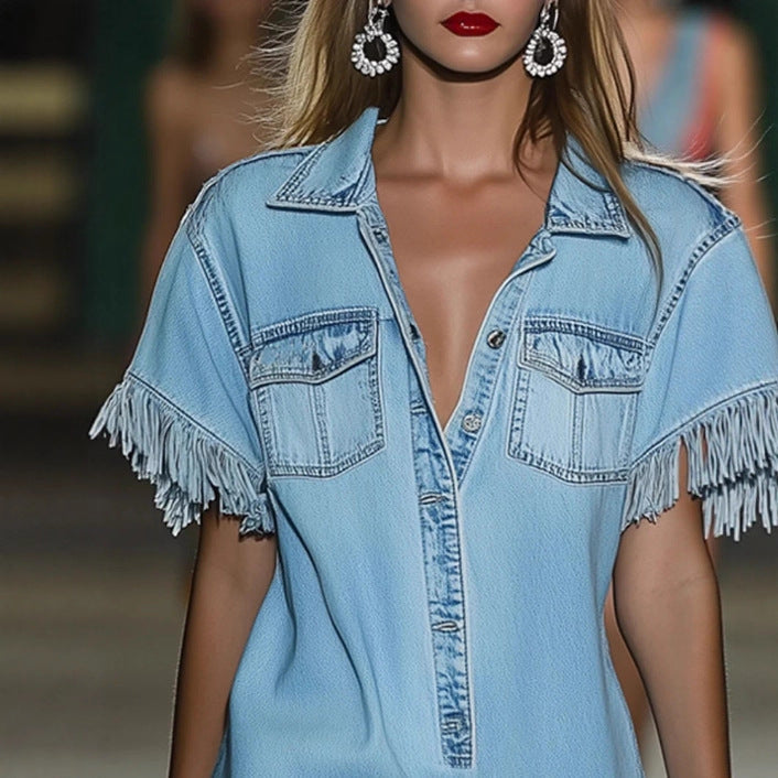 Lässiges, locker sitzendes Retro-Jeanshemdkleid mit kurzen Ärmeln und Quasten