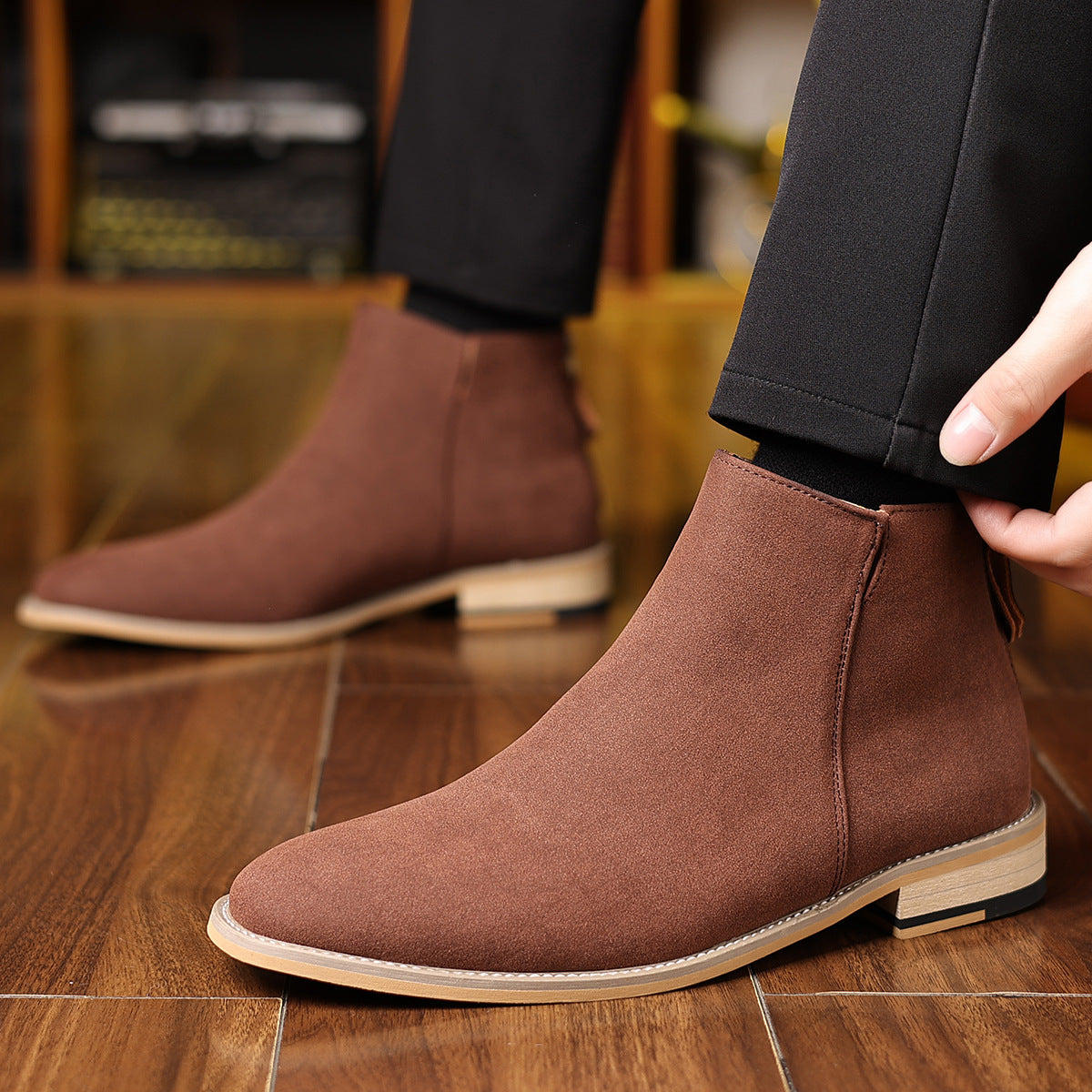 Men’s matte leather retro Martin boots in autumn and winter style, featuring classic design and durable construction.