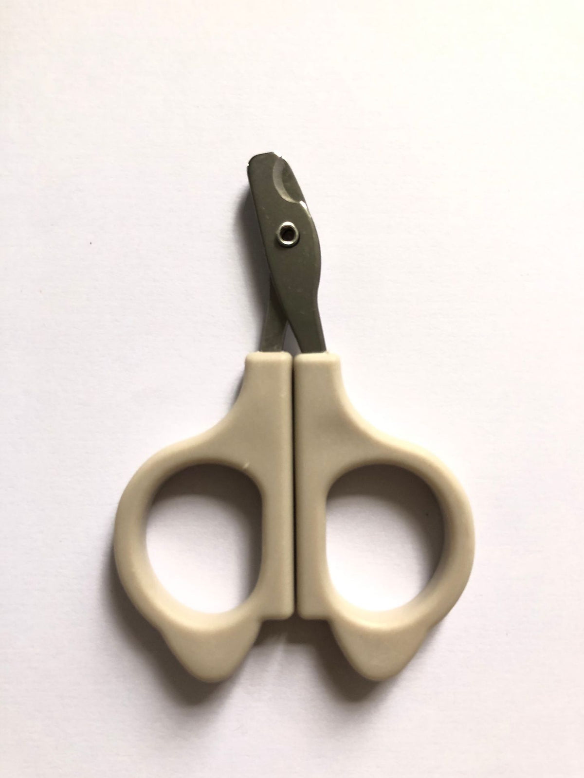 Small and medium pet nail clipper from Bucciato, showing stainless steel blades and ergonomic handle for precise grooming.