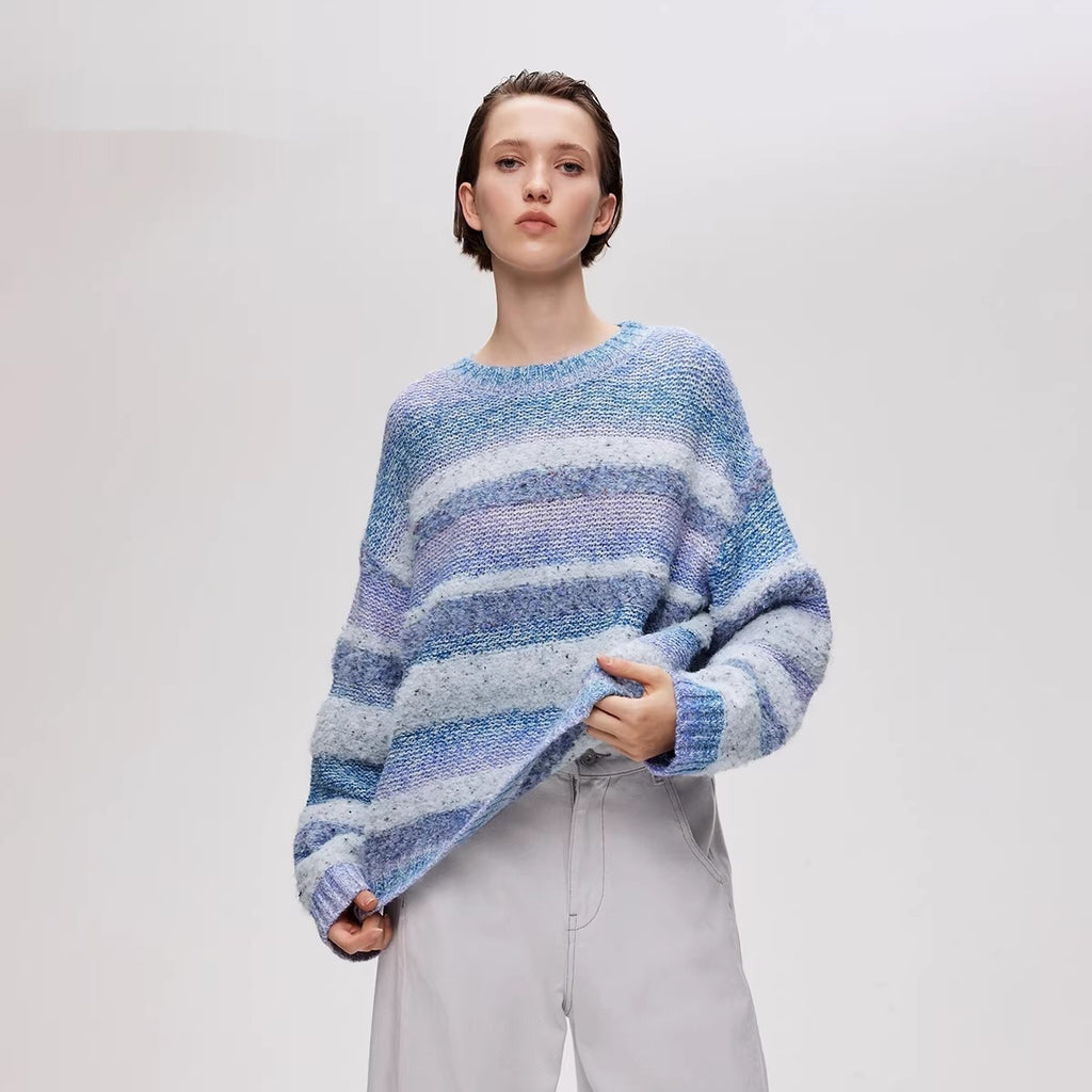 Rundhalsausschnitt, locker geschnittener Strickpullover mit Farbverlauf und Streifenmuster, überschnittenen Schultern