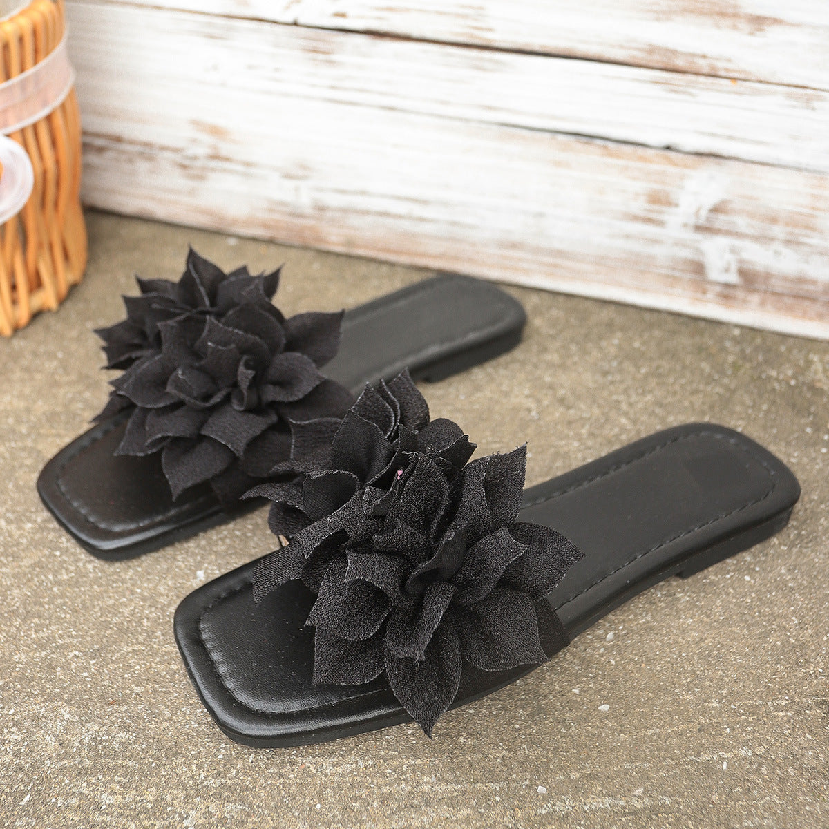 Fashionable Flat Flip-flops Versatile